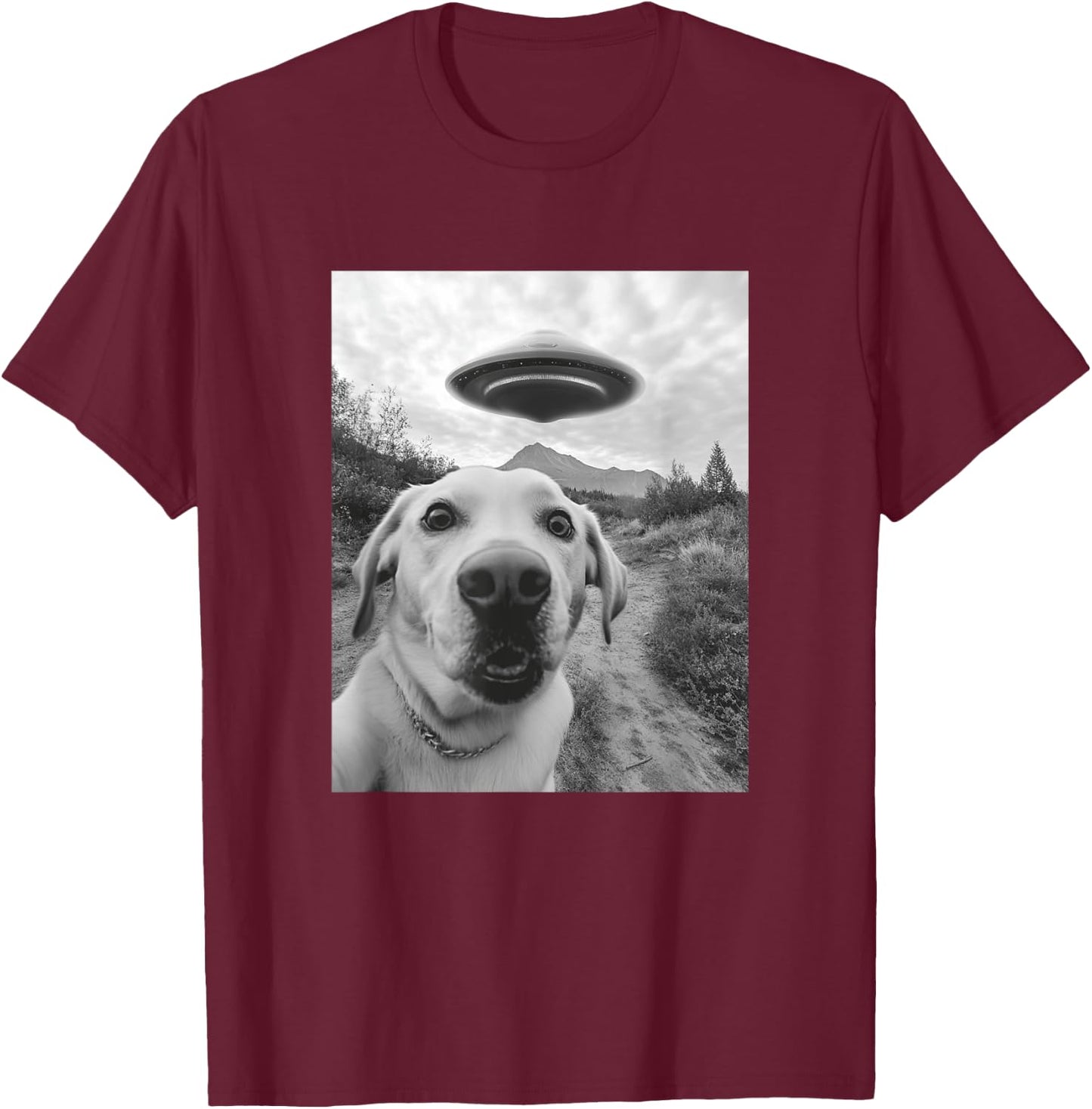 Funny Labrador Selfie with UFO T-Shirt - T-Shirt | Maroon