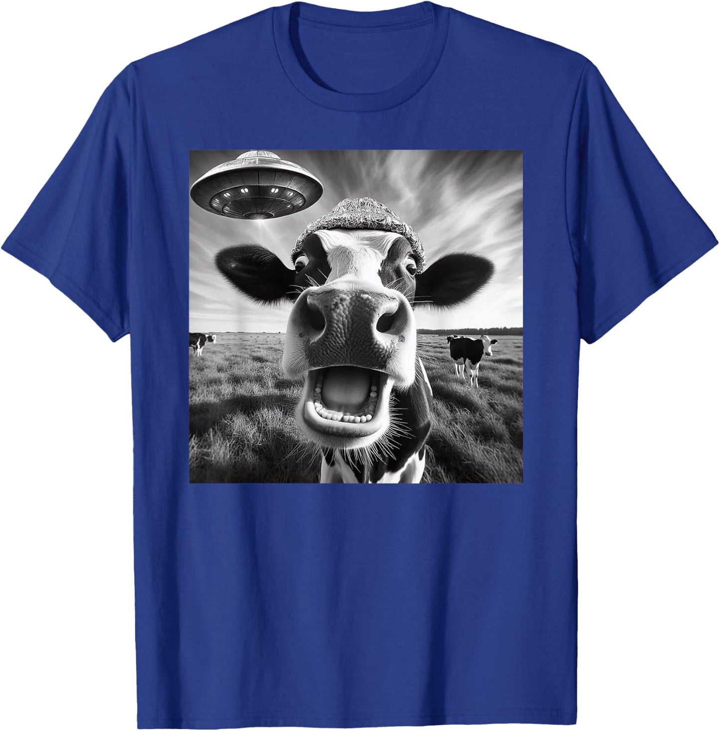 Alien Cow Selfie - UFO Encounter Funny Cattle Farm Meme T-Shirt - T-Shirt | Royal