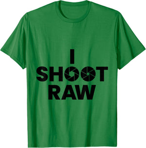 Saying Photographer Saying Gift i Shoot Raw T-Shirt - T-Shirt | Irish Green
